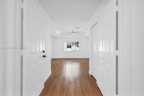House in Miami, Florida 4 bedrooms, 202.99 sq.m. № 1942237 - photo 24