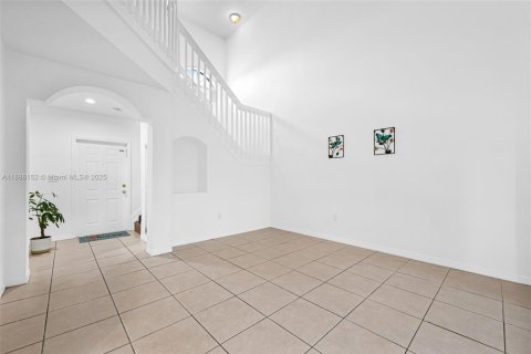 House in Miami, Florida 4 bedrooms, 202.99 sq.m. № 1942237 - photo 5