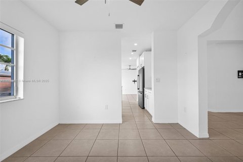 House in Miami, Florida 4 bedrooms, 202.99 sq.m. № 1942237 - photo 10