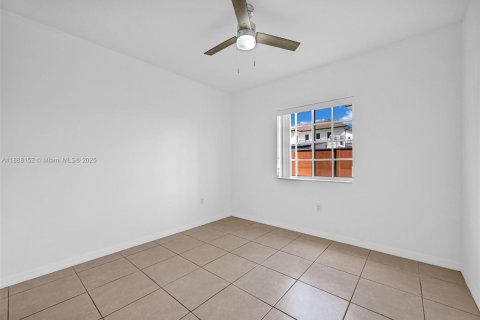 House in Miami, Florida 4 bedrooms, 202.99 sq.m. № 1942237 - photo 12