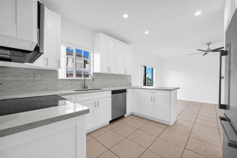 Casa en venta en Miami, Florida, 4 dormitorios, 202.99 m2 № 1942237 - foto 13