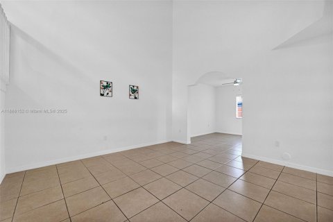 House in Miami, Florida 4 bedrooms, 202.99 sq.m. № 1942237 - photo 6