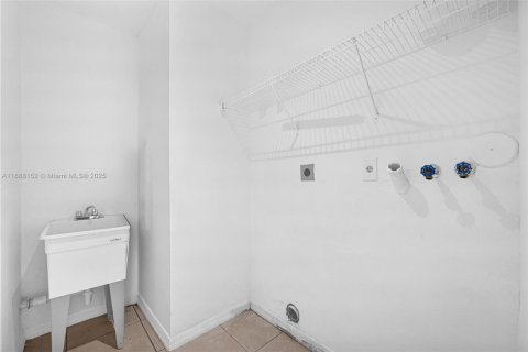 House in Miami, Florida 4 bedrooms, 202.99 sq.m. № 1942237 - photo 21