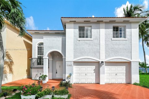 House in Miami, Florida 4 bedrooms, 202.99 sq.m. № 1942237 - photo 1