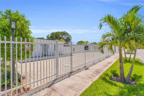 Купить виллу или дом в Майами, Флорида 5 спален, 83.61м2, № 1957733 - фото 28