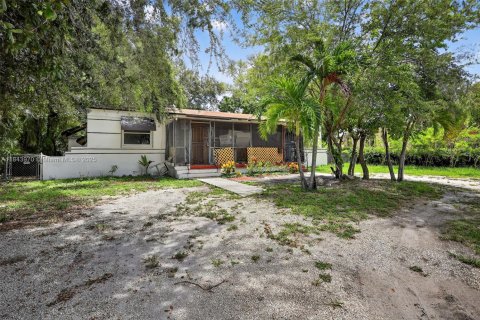 Propiedad comercial en venta en North Miami, Florida, 132.48 m2 № 1839708 - foto 1