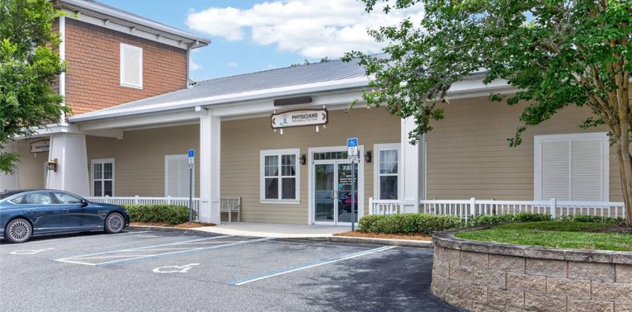 Commercial property in Lady Lake, Florida 373.47 sq.m. № 2195411