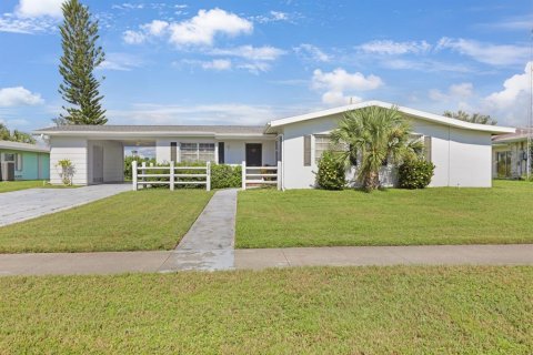 Villa ou maison à vendre à Port Charlotte, Floride: 2 chambres, 143.91 m2 № 1904338 - photo 1