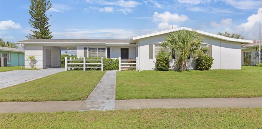 House in Port Charlotte, Florida 2 bedrooms, 143.91 sq.m. № 1904338