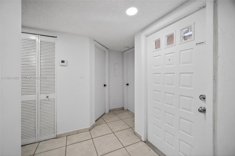 Condo in Miami, Florida, 2 bedrooms  № 2043074 - photo 29