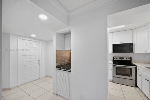 Condo in Miami, Florida, 2 bedrooms  № 2043074 - photo 13