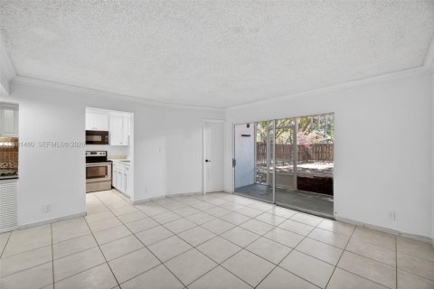 Condo in Miami, Florida, 2 bedrooms  № 2043074 - photo 16