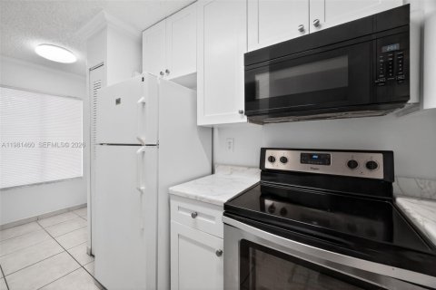 Condo in Miami, Florida, 2 bedrooms  № 2043074 - photo 11