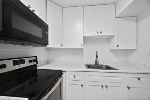 Condo in Miami, Florida, 2 bedrooms  № 2043074 - photo 12