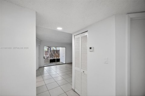 Condo in Miami, Florida, 2 bedrooms  № 2043074 - photo 15