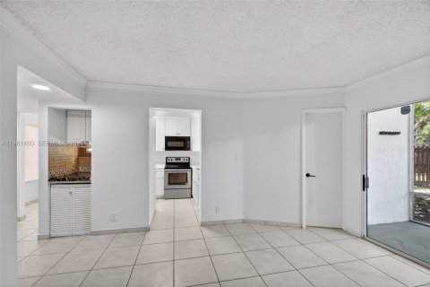 Condo in Miami, Florida, 2 bedrooms  № 2043074 - photo 14