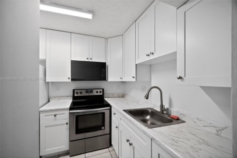 Condo in Miami, Florida, 2 bedrooms  № 2043074 - photo 10