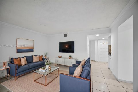 Condo in Miami, Florida, 2 bedrooms  № 2043074 - photo 4