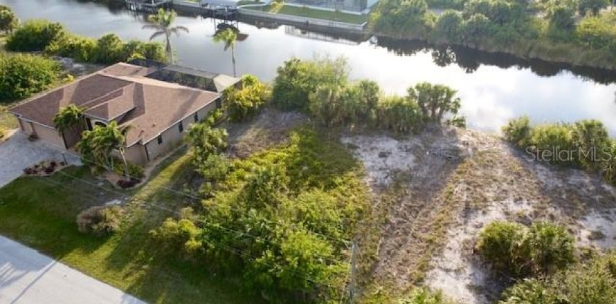 House in Port Charlotte, Florida 3 bedrooms, 196.58 sq.m. № 1580584