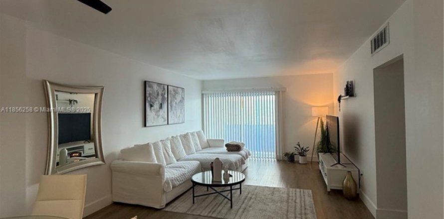 Condo in Sunny Isles Beach, Florida, 2 bedrooms № 1878445
