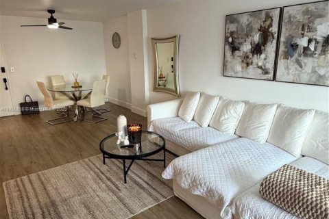 Condo in Sunny Isles Beach, Florida, 2 bedrooms  № 1878445 - photo 5