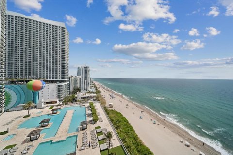 Condominio en alquiler en Hallandale Beach, Florida, 3 dormitorios, 191.84 m2 № 2145709 - foto 18