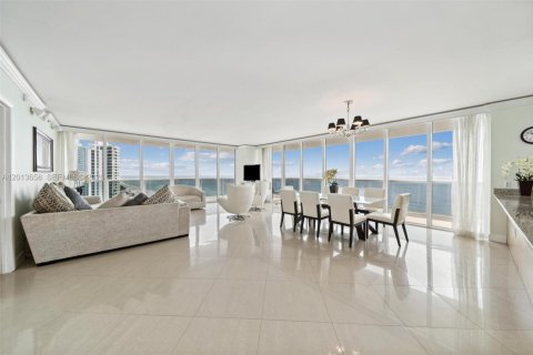 Condominio en Hallandale Beach, Florida, 3 dormitorios  № 2145709