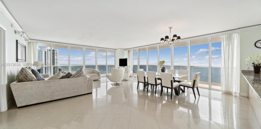 Condominio en Hallandale Beach, Florida, 3 dormitorios  № 2145709