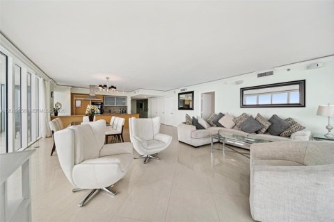 Condominio en alquiler en Hallandale Beach, Florida, 3 dormitorios, 191.84 m2 № 2145709 - foto 6