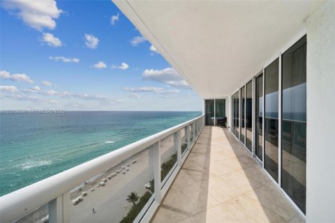 Condominio en alquiler en Hallandale Beach, Florida, 3 dormitorios, 191.84 m2 № 2145709 - foto 14