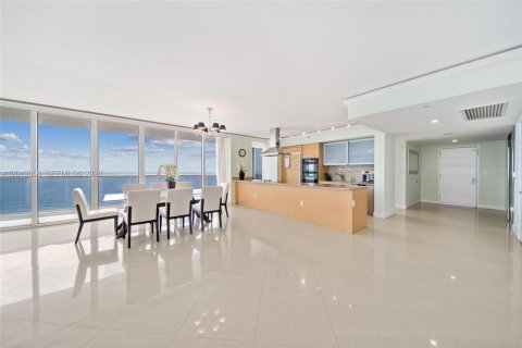 Condominio en alquiler en Hallandale Beach, Florida, 3 dormitorios, 191.84 m2 № 2145709 - foto 9