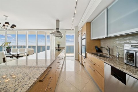 Condominio en alquiler en Hallandale Beach, Florida, 3 dormitorios, 191.84 m2 № 2145709 - foto 19
