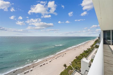 Condominio en alquiler en Hallandale Beach, Florida, 3 dormitorios, 191.84 m2 № 2145709 - foto 15