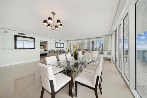 Condominio en alquiler en Hallandale Beach, Florida, 3 dormitorios, 191.84 m2 № 2145709 - foto 4
