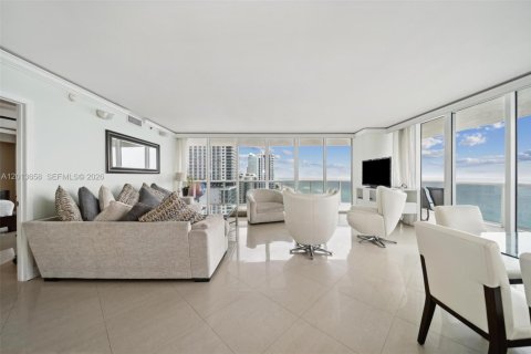 Condominio en alquiler en Hallandale Beach, Florida, 3 dormitorios, 191.84 m2 № 2145709 - foto 2