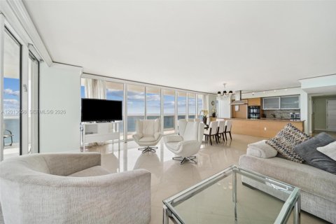Condominio en alquiler en Hallandale Beach, Florida, 3 dormitorios, 191.84 m2 № 2145709 - foto 7