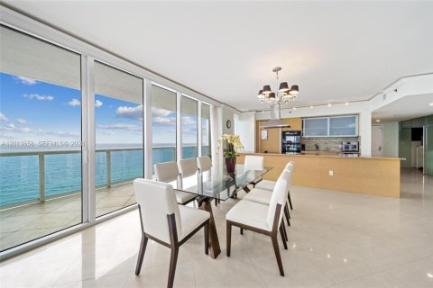 Condominio en alquiler en Hallandale Beach, Florida, 3 dormitorios, 191.84 m2 № 2145709 - foto 8