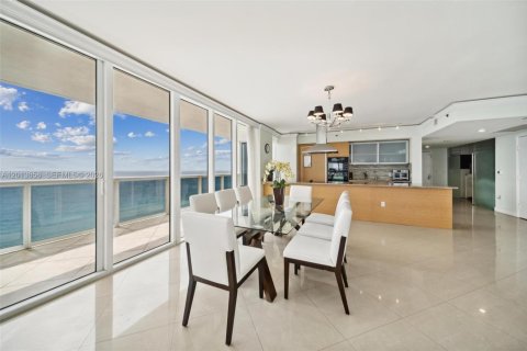 Condominio en alquiler en Hallandale Beach, Florida, 3 dormitorios, 191.84 m2 № 2145709 - foto 10