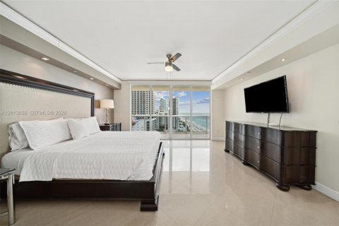 Condominio en alquiler en Hallandale Beach, Florida, 3 dormitorios, 191.84 m2 № 2145709 - foto 24
