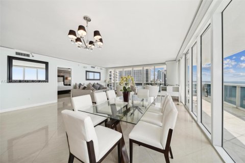 Condominio en alquiler en Hallandale Beach, Florida, 3 dormitorios, 191.84 m2 № 2145709 - foto 11