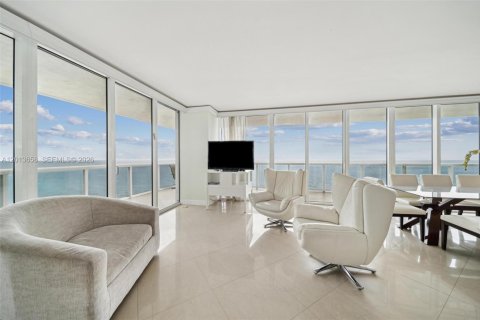 Condominio en alquiler en Hallandale Beach, Florida, 3 dormitorios, 191.84 m2 № 2145709 - foto 5