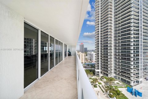 Condominio en alquiler en Hallandale Beach, Florida, 3 dormitorios, 191.84 m2 № 2145709 - foto 16