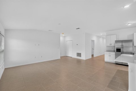 Casa en venta en Port Charlotte, Florida, 4 dormitorios, 169.45 m2 № 2166802 - foto 5