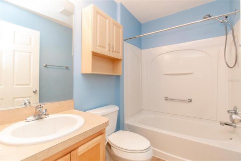 House in The Villages, Florida 3 bedrooms, 146.04 sq.m. № 1806668 - photo 10
