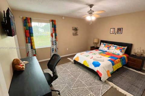 House in Winter Haven, Florida 3 bedrooms, 100.06 sq.m. № 2080498 - photo 17