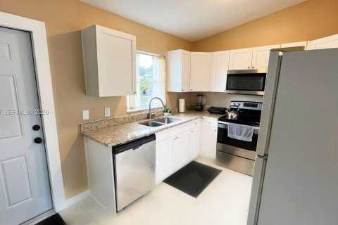 House in Winter Haven, Florida 3 bedrooms, 100.06 sq.m. № 2080498 - photo 8