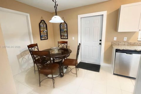 House in Winter Haven, Florida 3 bedrooms, 100.06 sq.m. № 2080498 - photo 11