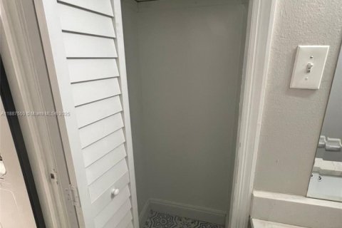 House in Tampa, Florida 44.59 sq.m. № 1941705 - photo 13