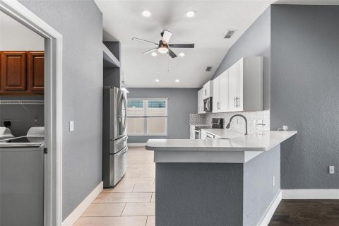 House in Winter Haven, Florida 4 bedrooms, 184.88 sq.m. № 2259301 - photo 11
