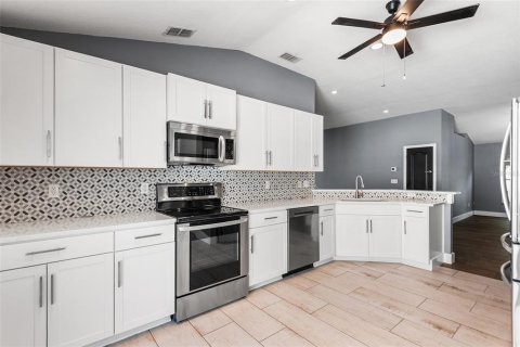 House in Winter Haven, Florida 4 bedrooms, 184.88 sq.m. № 2259301 - photo 14